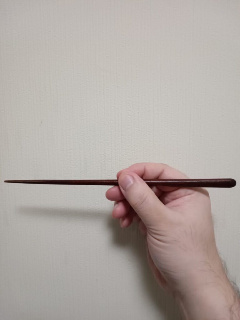 How to hold the upper chopsticks