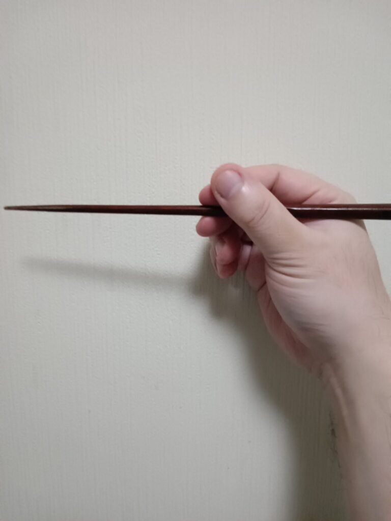 How to hold the bottom chopsticks