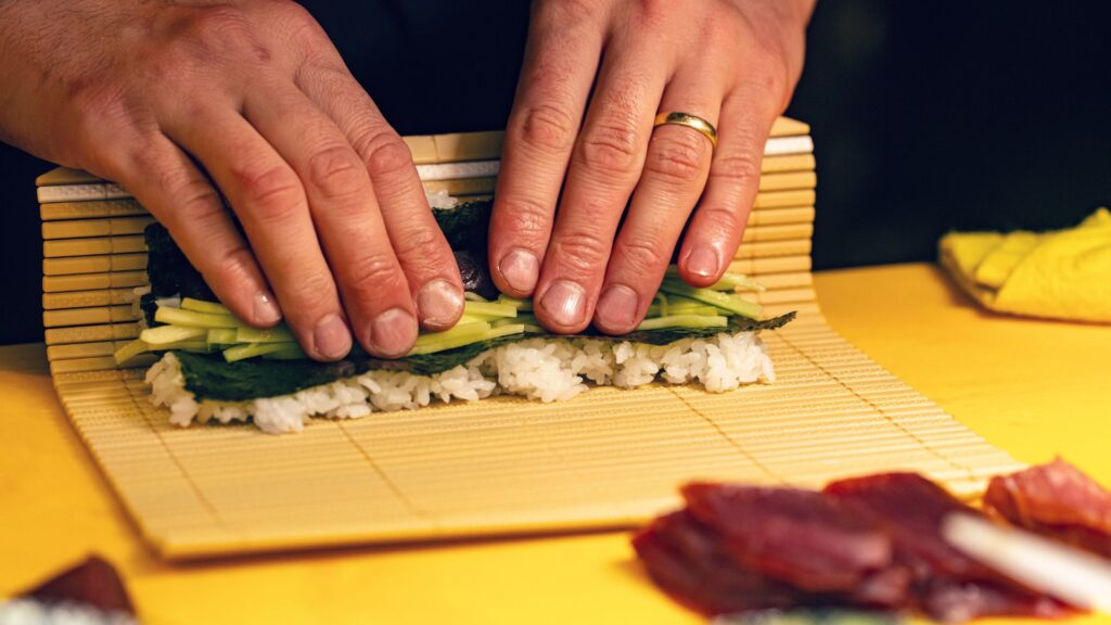 A craftsman who rolls sushi