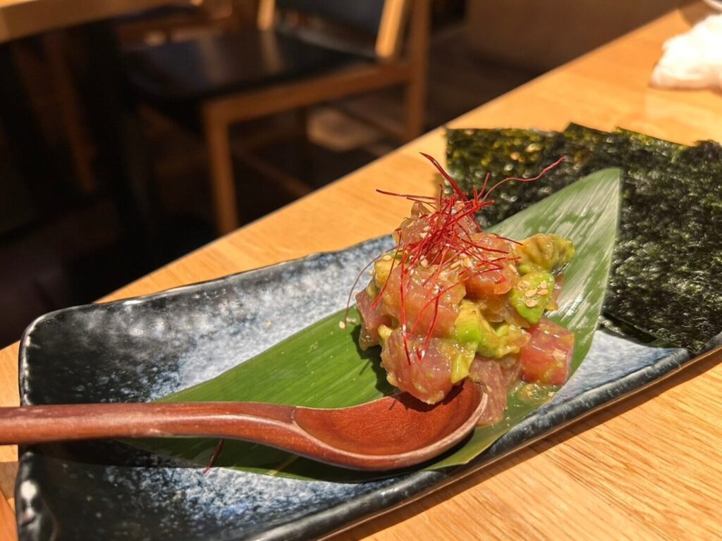 Stand-up sushi restaurant Natura - Japanese-style tuna and avocado yukke